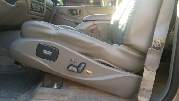 99 Blazer Drivers Side Power Seat Trim Part No. 12476131
Colour No.92i