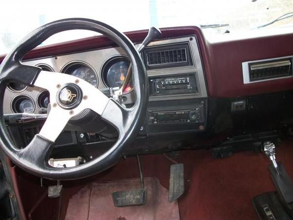 Grant steering wheel, Pioneer Cd player, chrome skull!