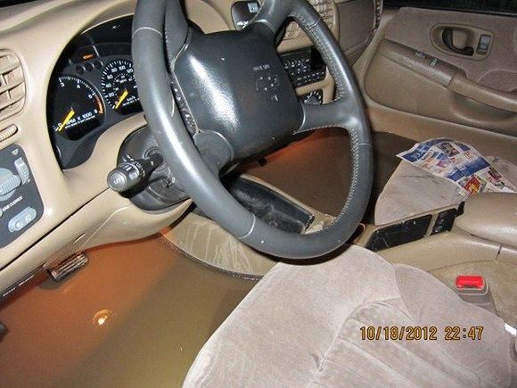 So much for the bose stereo...notice how theres no floating debris? i usually keep er pretty clean on the inside.