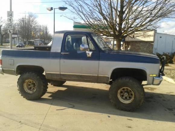 1990 gmc jimmy converted to truck (by last owner) 350 four speed manual,4 in lift,36/14.50/15 tires