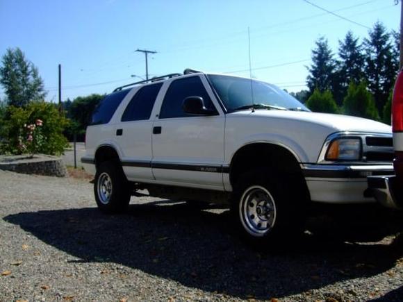 2" body lift, t-bar crank and 30/9.5/15 tires. New wheels.    1 1/2" off set