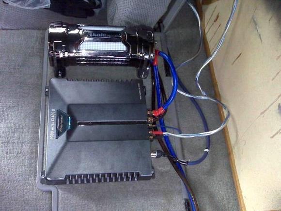 1000 watt mono and 8 farad cap.