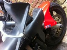 Front right side damage, fairings aren't too damaged and they are missing in this picture, mudgaurd has snapped on one side but can be repaired. Here you can see the bent fork