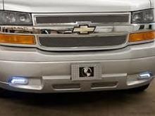There small billent mesh grills on the bottom. I got the new model bumper  but dont got the little grills. I’m from holland 