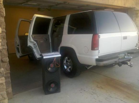 Two 12's in the back. (1600w amp)