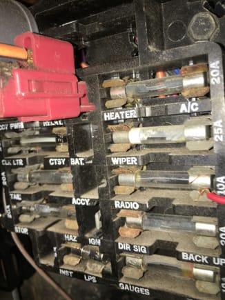 This is my fuse box - see how “ign” in the center has a blade? (Think it’s called a spade connector but not sure) 