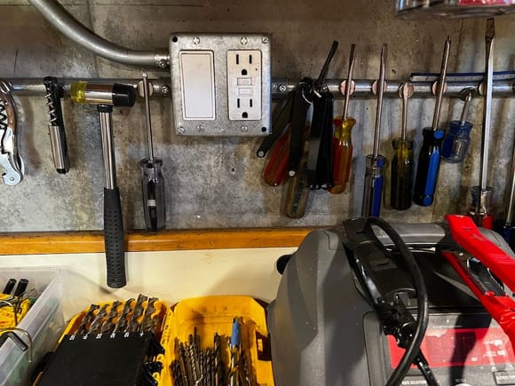 Saving workbench space with magnets.