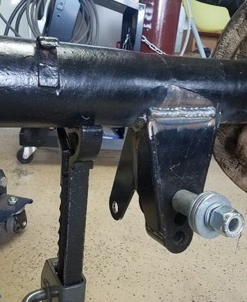 4-link brackets finally all welded up. Just need some paint.