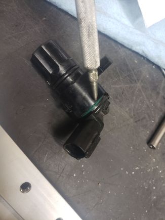 Started to pry open and o-ring appeareth. No need for o-ring unless you want it to rotate