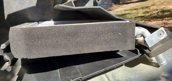 The new heater core came with gasketting, save for that big one.  Which in this pic is on the wrong side of the housing.