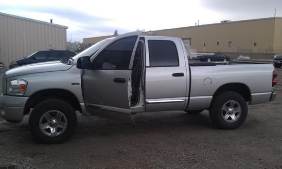 HSB 2.5" leveling kit installed.