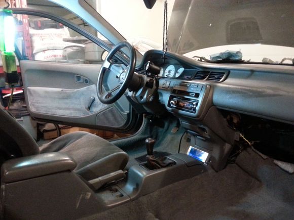 It was around this time my mom told me she was selling the house and i had to hurry this project up. Funds where already non existent, so real engine management would have to wait, but i hade a apexi safc that i had no luck selling. So figured i would use it just for a month to make my car mobile, winter was coming.
Also my buddy from work really hooked me up with a AEM wideband gauge and sensor, in box used once for 60$!! sweeet