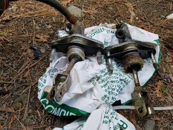 On the left, S04, on the right SR3. You can see the fitting for the hose is not the same size.