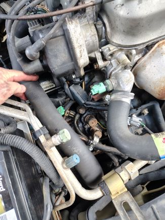 Floppy coolant hose. Bracket attachment or orientation unclear ☹️
