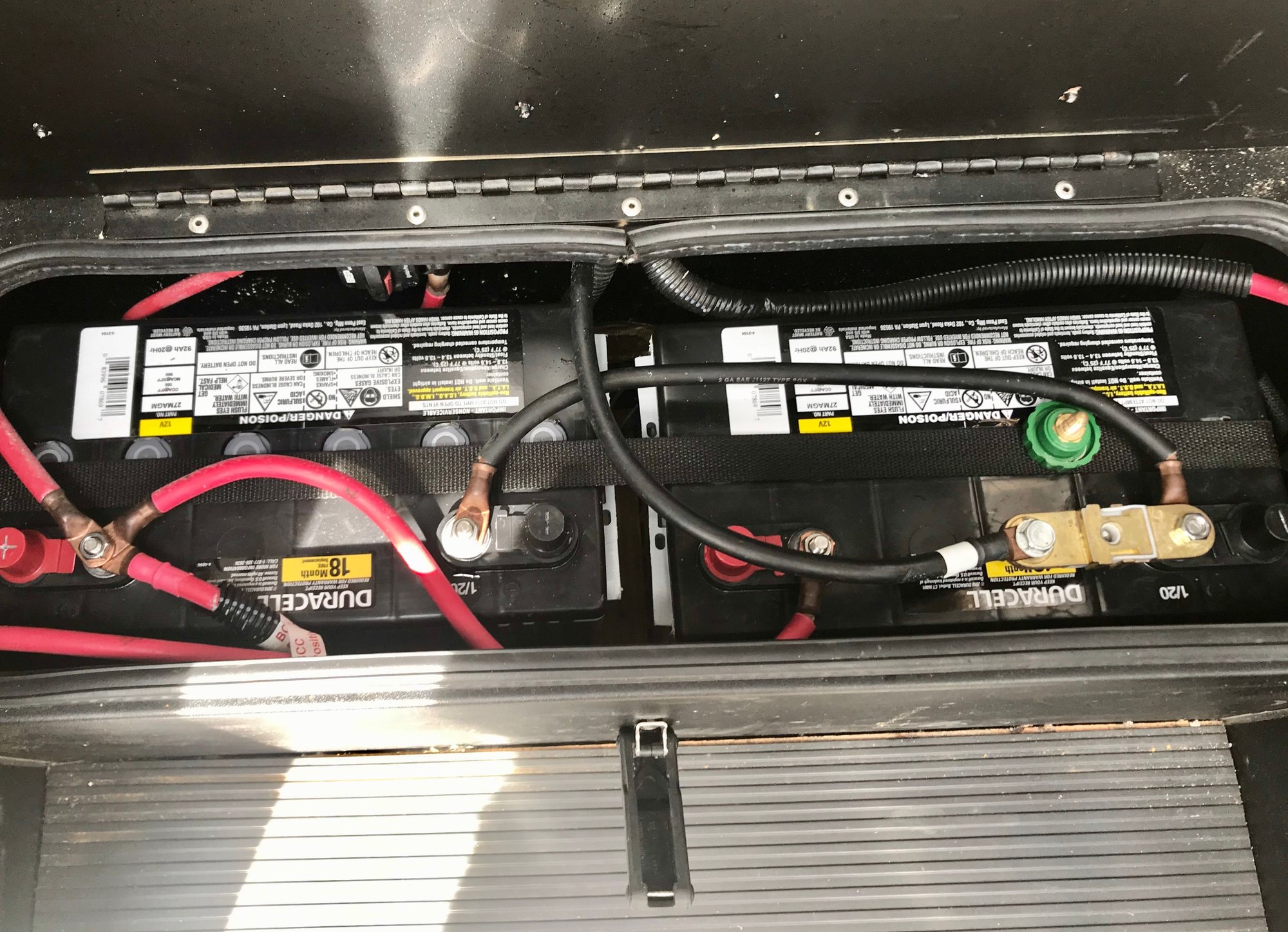 The green **** screws into the shunt to make connection.