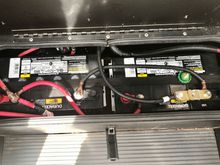 The green knob screws into the shunt to make connection.