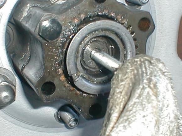 TRPR 4W HUB 17 - bolt inserted into threads on end of transaxle for pulling the transaxle out in order to set snap ring.