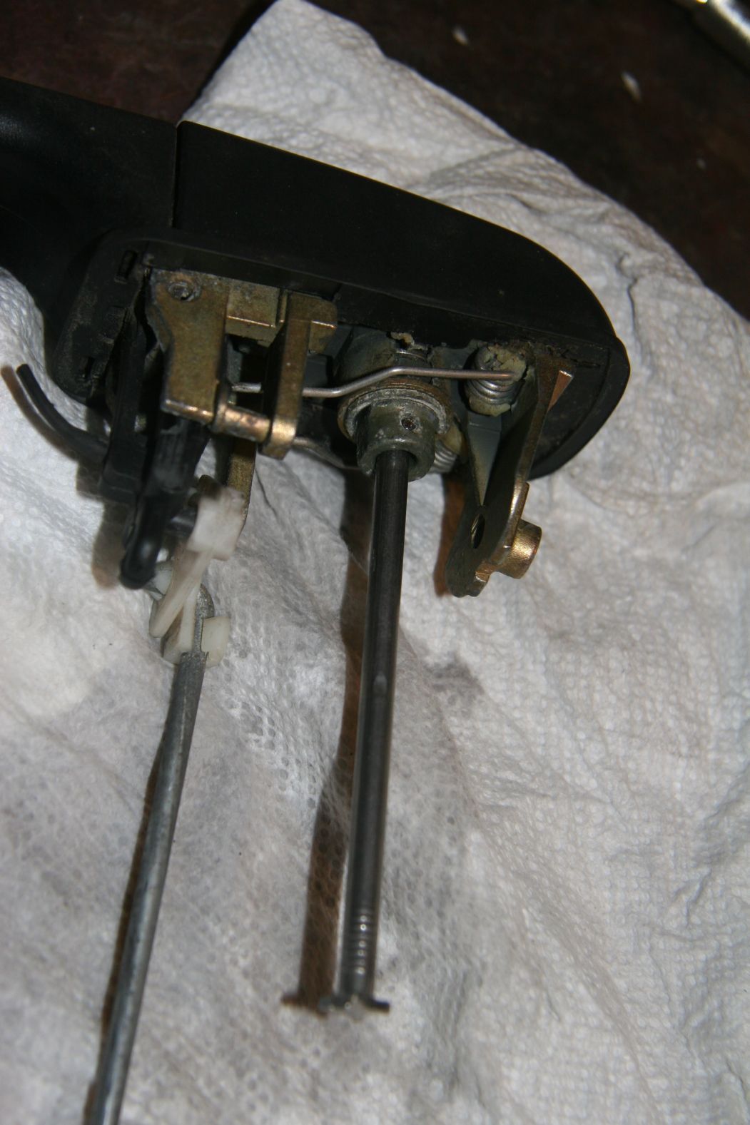 Key just spins in door lock? Here's a DIY fix for 20032004 Disco 2's