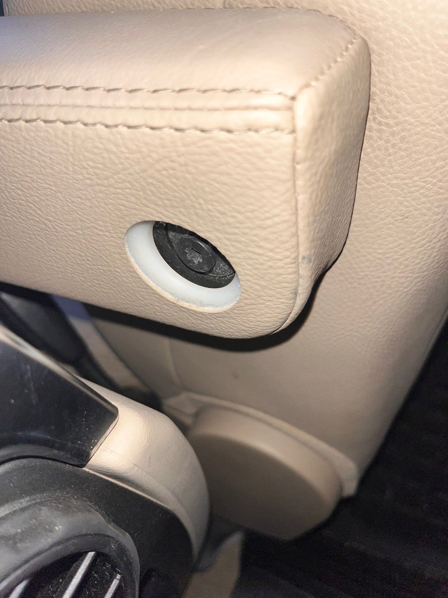 Passenger seat arm rest cap