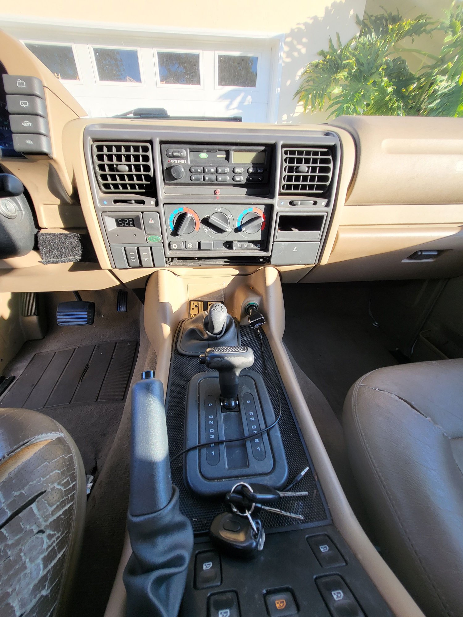 1995 Land Rover Discovery - 1995 Discovery for sale - low miles $2900 - Used - VIN SALJN1240SA141491 - 8 cyl - 4WD - Automatic - SUV - White - San Diego, CA 92120, United States