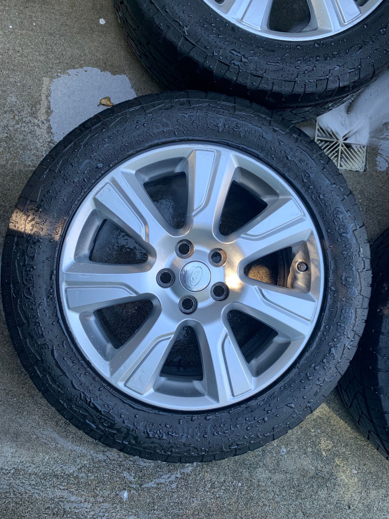 Wheels and Tires/Axles - Land Rover LR4 (2016) OEM Wheels (set of 4) 19x8 w/ Tires, lug nuts and TPS - Used - 2010 to 2016 Land Rover LR4 - Irvine, CA 92618, United States