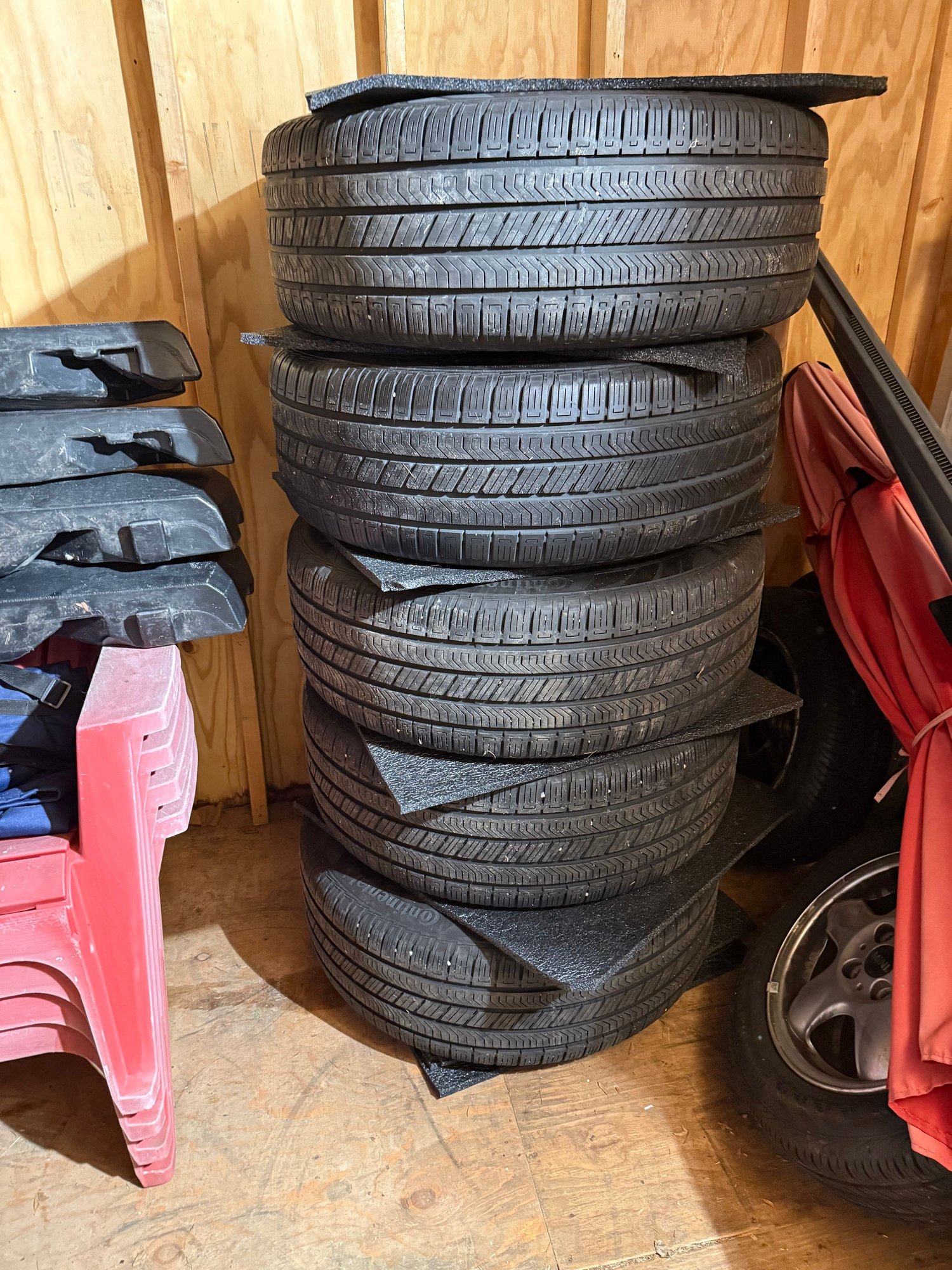 Wheels and Tires/Axles - Excellent Factory 22 Wheels and Tires from a 2023 Defender 90 - Used - 2021 to 2024  All Models - Naperville, IL 60564, United States