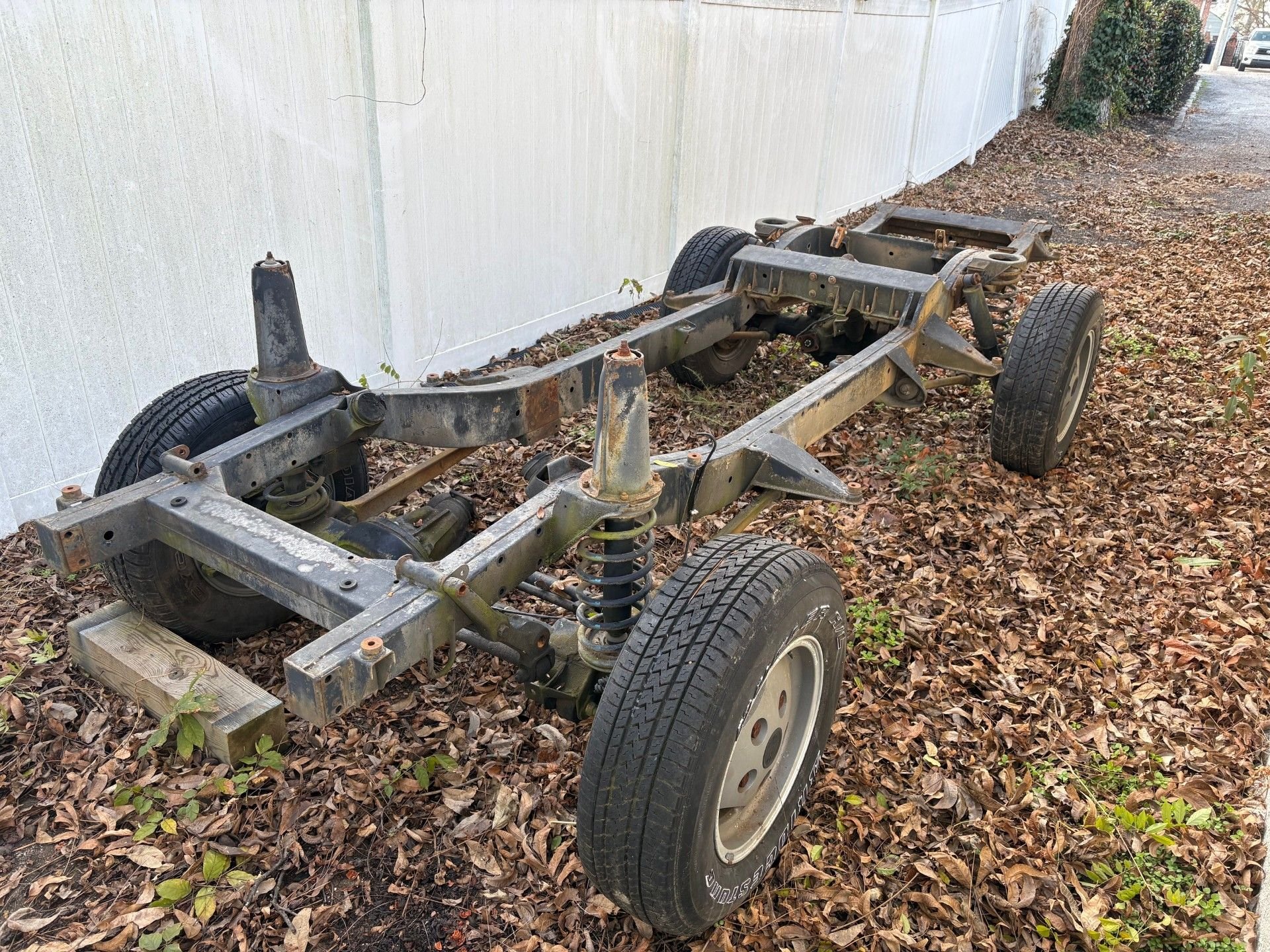 1988 Land Rover Range Rover - 1988 Land Rover Range Rover Classic Rolling Chassis / Frame with Title - Used - VIN SALHV1146JA312811 - Greer, SC 29650, United States
