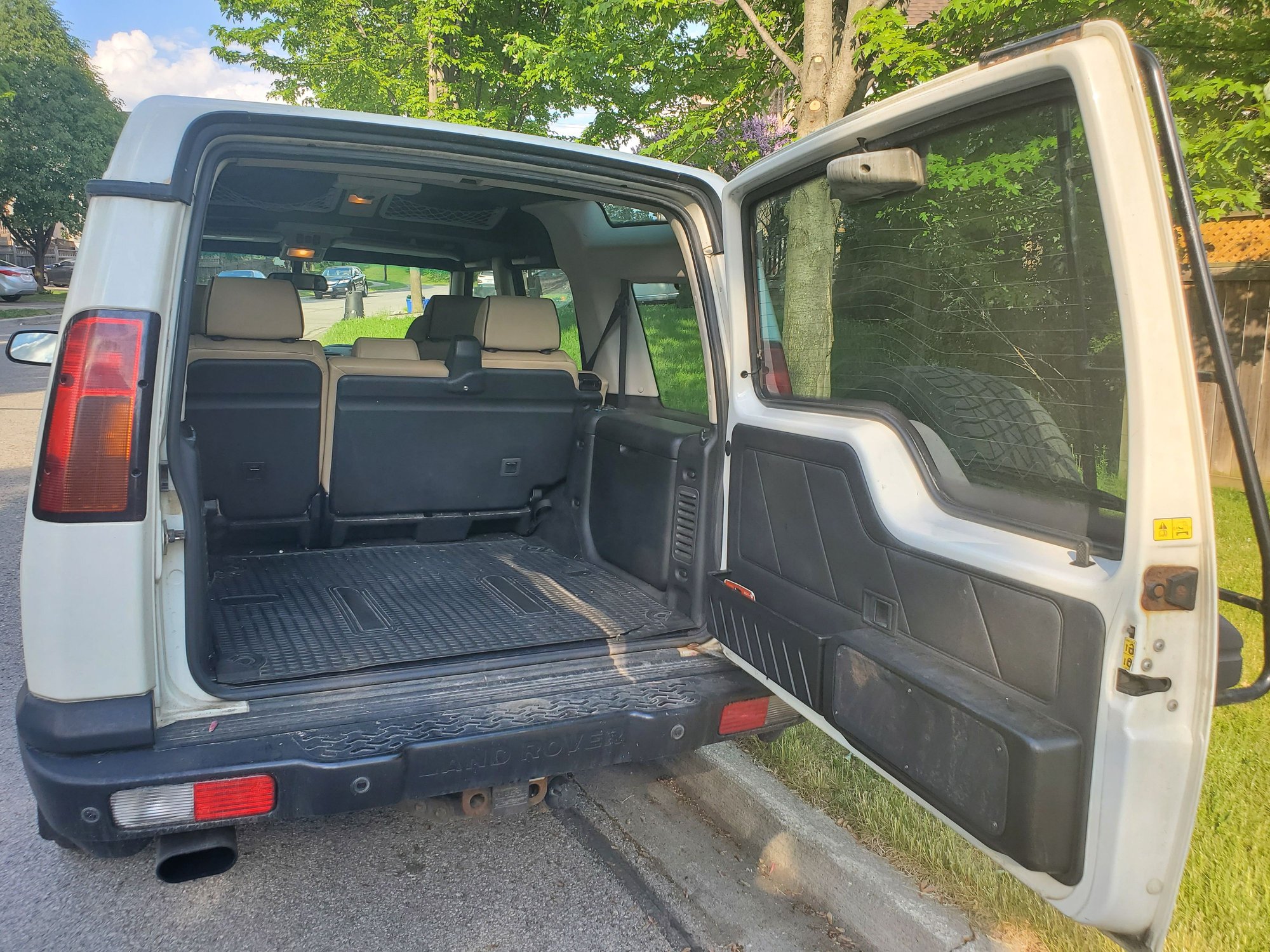 2004 Land Rover Discovery - 2004 Land Rover Discovery Series II - Used - VIN SALTY194X4A854908 - 276,399 Miles - 8 cyl - 4WD - Automatic - SUV - White - Newmarket, ON L3X 2Z, Canada