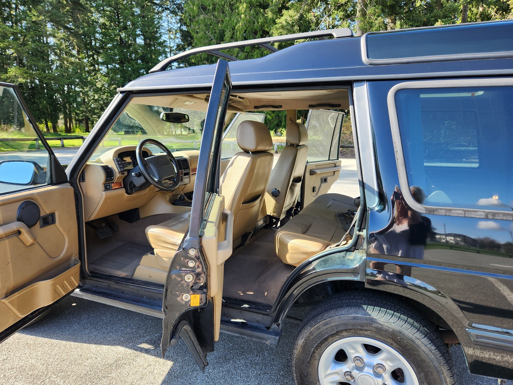 1999 Land Rover Discovery - 1999 Land Rover Discovery Series 1 - Used - VIN SALJY1244XA799751 - 266,672 Miles - 8 cyl - 4WD - Automatic - SUV - Black - South Surrey, BC V4A6G3, Canada