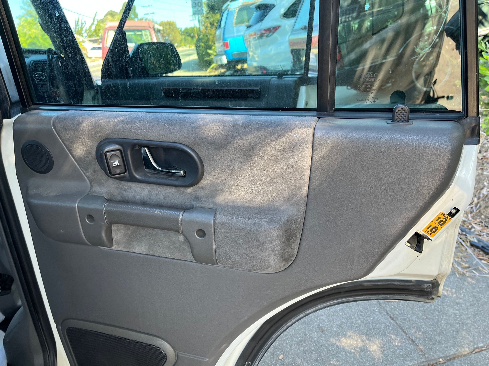 2000 Land Rover Discovery - 2000 Land Rover Discovery 2 SE7 - Used - VIN SALTY1540YA241322 - 203,000 Miles - 8 cyl - 4WD - Automatic - SUV - White - Castro Valley, CA 94552, United States