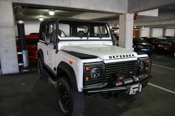 Found this nice looking Defender 90 in a parking garage in Memphis, Tennessee