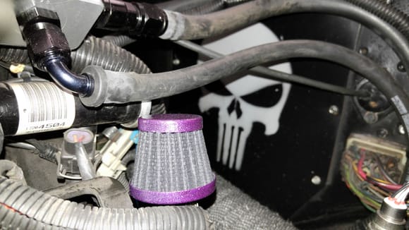 Finish off with putting custom painted breather in driver side vakve cover=)