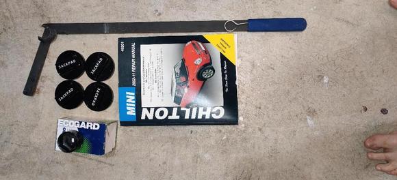 Manuel, Serpentine belt tool, oil chance socket, and jack pads
