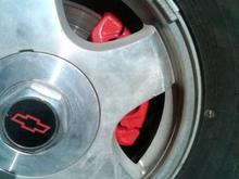 Red brake calibers all around.