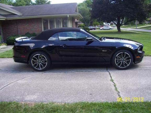 2013 GT cnv.  roush upgrades, triple black, 5.0/auto,19wheels
