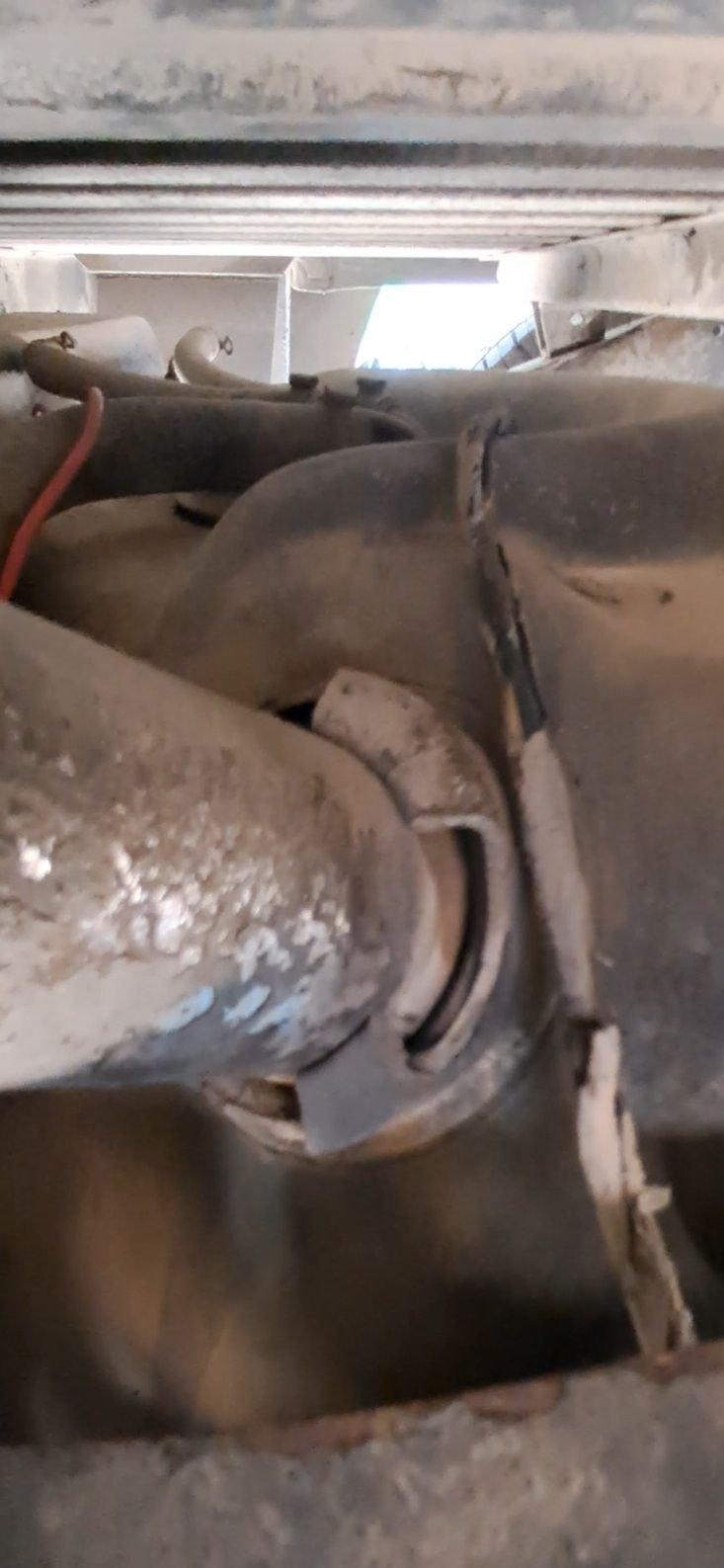 I could barely get my camera phone in there  no way I can get my hands in there to work on that stuff cuz I'm not sure where it's leaking from... 