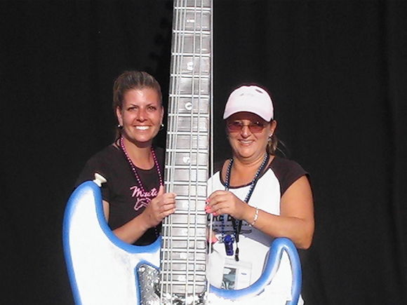 Tracy &amp; Jules strumming Big Fender
