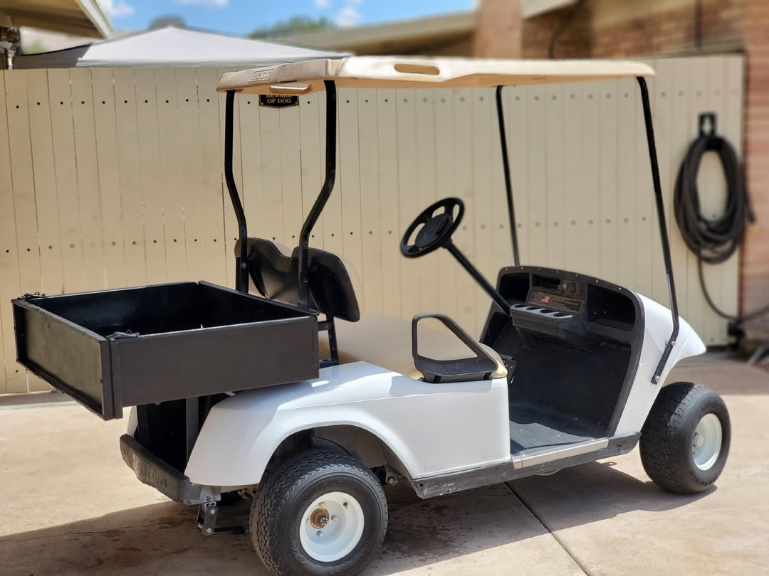 EZGO TXT Electric 36v golf cart with utility bed for Sale in Tucson, AZ