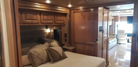 2018 Tiffin Phaeton 40' 4 Slides Bath & Half 450HP Cummi