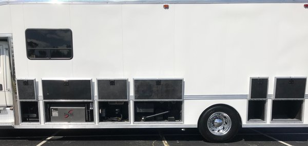 2001 Freightliner United 1410 Garage Unit for Sale $74,990