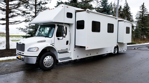 2008 Rare Pony Express on an M2 Freightliner Chassis 37'