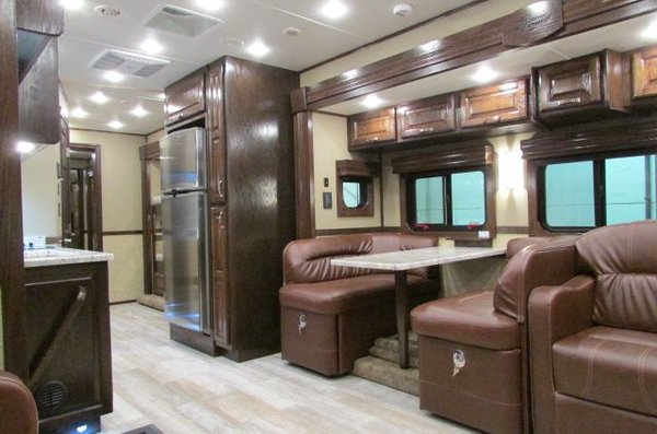 2020 Showhauler 5 Slides