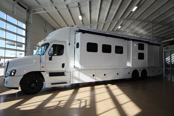 2019 Showhauler 1.5 Bath w/ Bunks 600HP