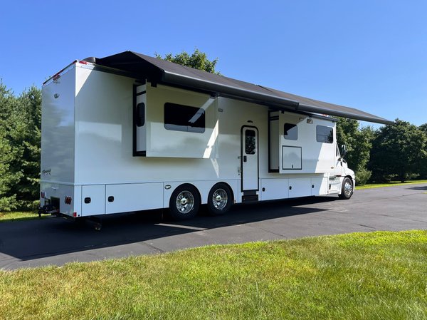 2023 Renegade Classic 45 Freightliner  !!6,209 MILES!!