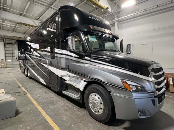 2026 ShowHauler Adventure Series 45'' Bunkbed Painted Coach 