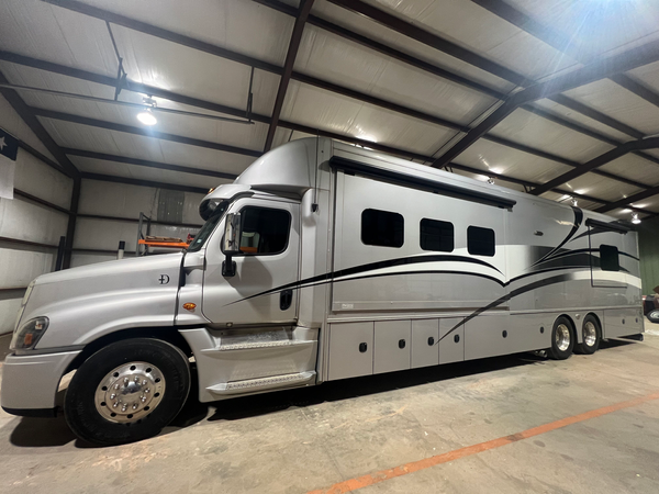 2018 Showhauler 45’ Tandem Axle Motorcoach