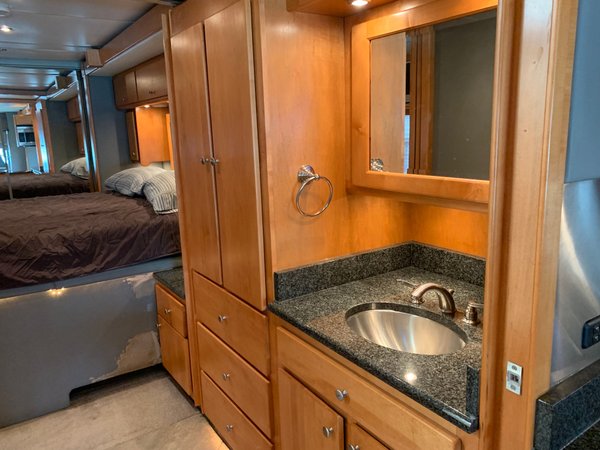 Used 2006 Chariot 40' Motorhome