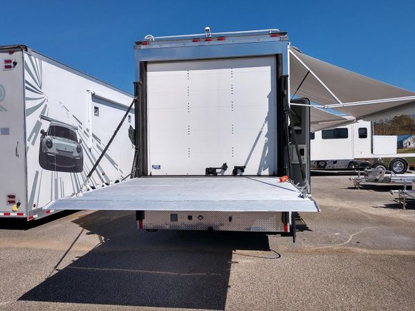 2006 Haulmark Motorgarage Mercedes 450HP 43' 1-Slides with B