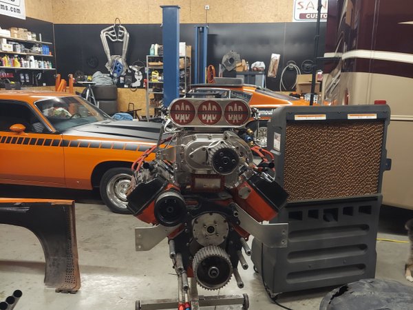 392 hemi with 871 Littlefield and enderle injection and hat