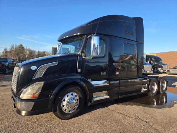 2010 Volvo VNL 760 – ONLY 153K Miles – 13-Speed Manual  for Sale $54,999 